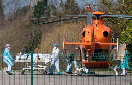 2020年3月19日，在米卢斯地区的Emile Muller医院，新冠病毒的病患过多，医护人员正把一位病人抬向医用直升机，以便把他运往另一所医院。SEBASTIEN BOZON?图